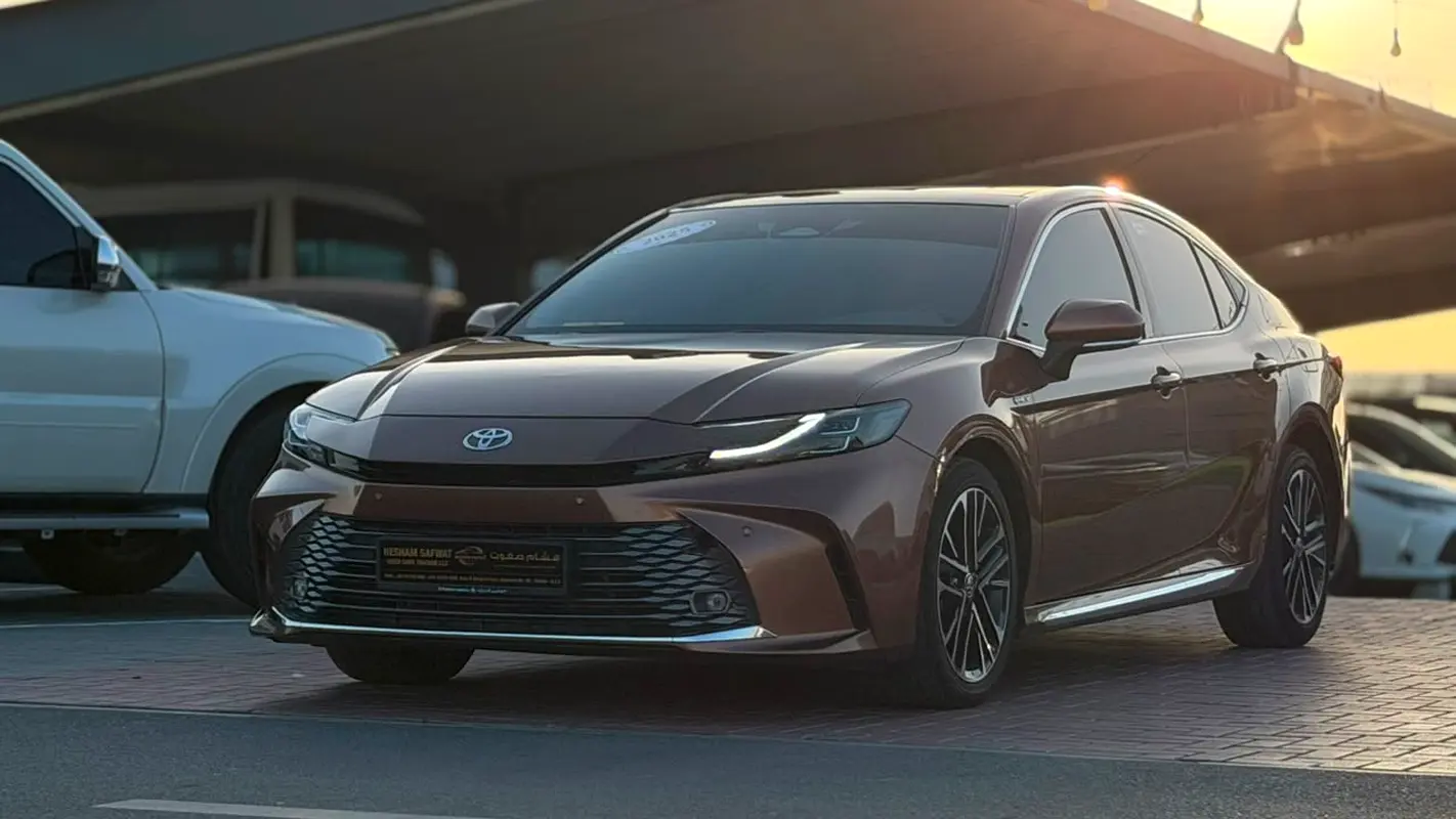 Toyota Camry 2025 — photo 1 of 18