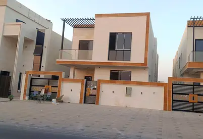 فيلا للبيع في الحليو2 عجمان. 5 غرف نوم رئيسية، مجلس، صالة، مطبخ واسع مع غرفة خادمة.