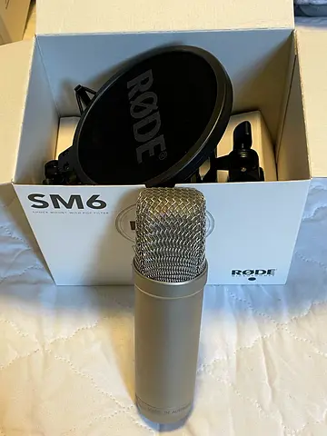 RØDE NT1 5th Generation Large-diaphragm Studio Condenser Microphone with XLR and USB Outputs