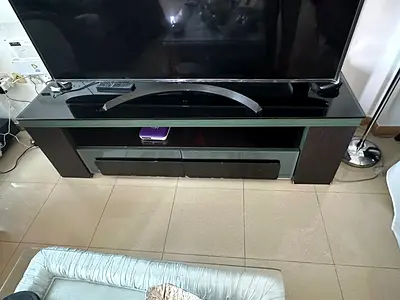 طاولة مرتفعة للتلفزيون مصنوعة من الخشب الصلب