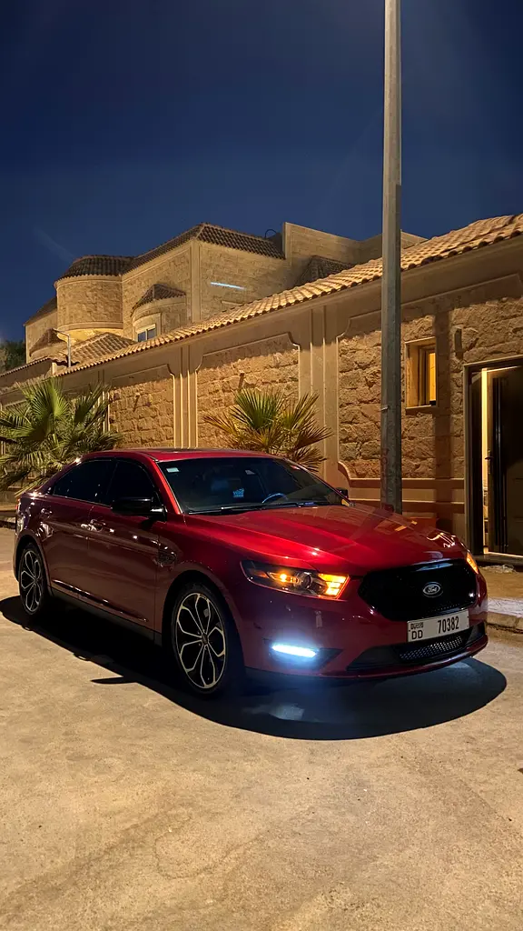 Ford Taurus 2015 — photo 1 of 4