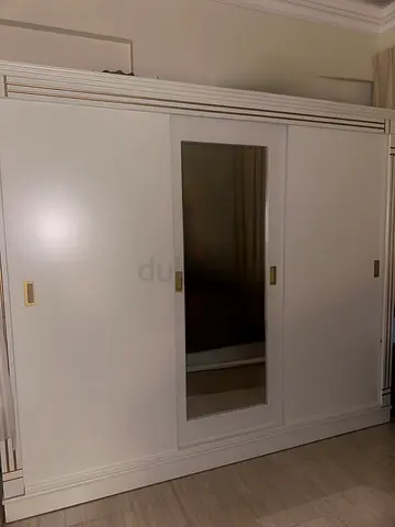 White Three Door Sliding Wardrobe with Mirror خزانة ملابس شبه جديدة فيها تعليق طويل و قصير