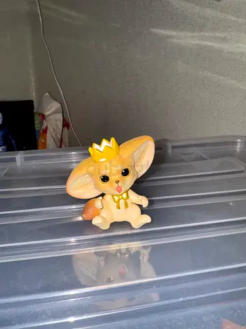 The crowned fox/fennec figure