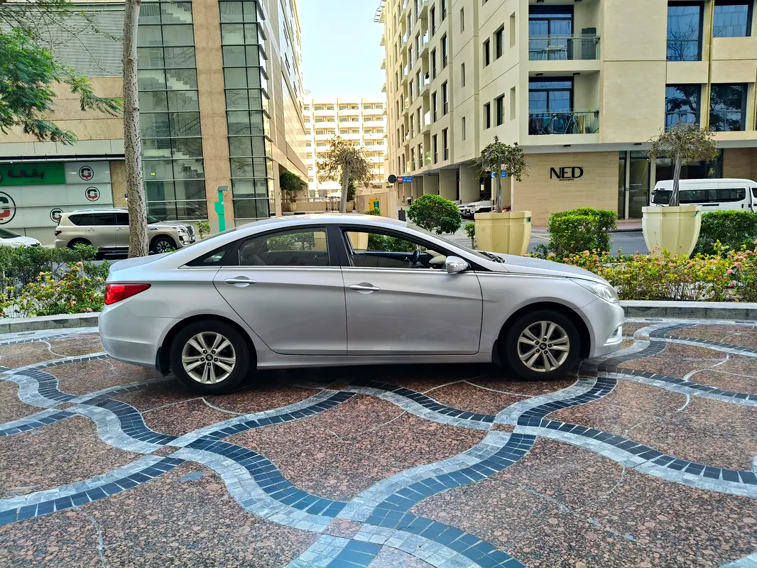 Hyundai Sonata 2012 — photo 1 of 10