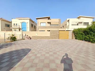 🏡 للايجار فيلا في الروضة – عجمان 5 غرف نوم ماستر + صالة + مجلس + مطبخ فاخر + غرفة خادمة، جاهزة للسكن فورا.