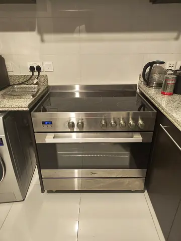 Used freestanding electric cooker with ceramic hob and oven - good condition