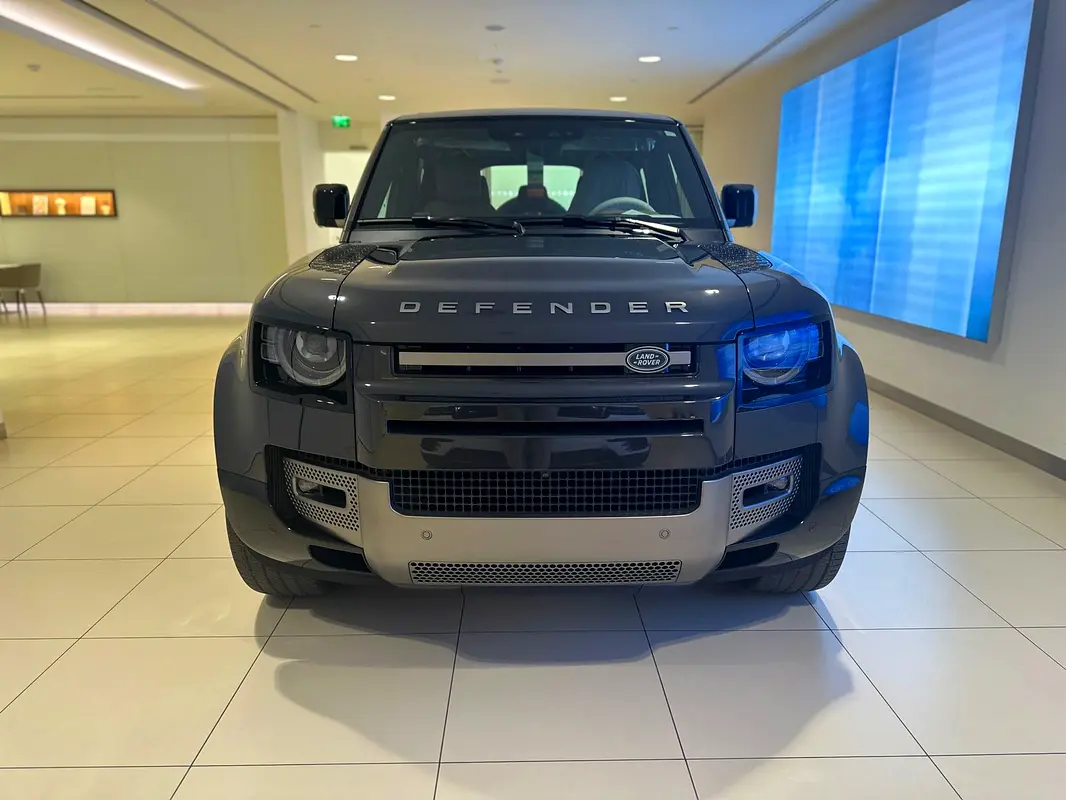 Land Rover Defender 2025 — photo 1 of 4