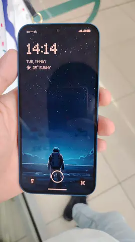 Nothing Phone (2) in Blue
