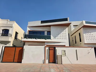 Villa for sale in Al-Haliyo 2, consisting of 6 rooms, a majlis, a living room, a swimming pool, and parking for cars. Spacious areas.