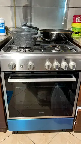 Whirlpool freestanding gas cooker with oven - good working condition