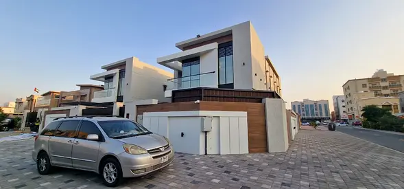 🏡 فيلا للبيع في الروضة 3 | أرض 5,000 قدم² | بناء 5,250 قدم² | 5 غرف نوم ماستر + مجلس + صالة + غرفة خادمة + مظلة داخلية | تكييف مركزي | ارتداد أمامي ك