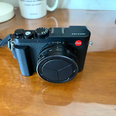 Leica D-Lux compact camera with lens cap (good condition)