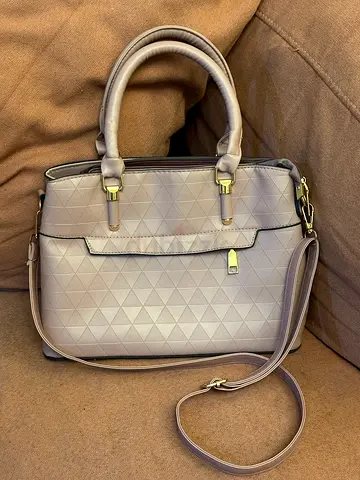 Light mauve structured handbag with detachable shoulder strap