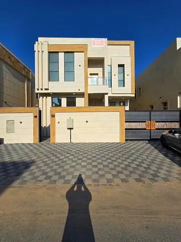 فيلا للبيع بمنطقه الزاهيه تتكون من خمس غرف نوم ماستر ومجلس وصاله ومطبخ مع غرفه الخادمه  السعر شامل الكهرباء والمياه والمكيفات