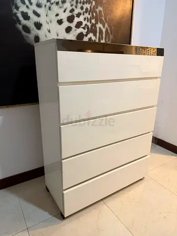 For Sale: Modern 5-Drawer White Dresser / Chest of Drawers (Good Condition)