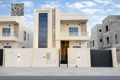 A villa located on the main street directly in front of the park, no service charges, freehold owne