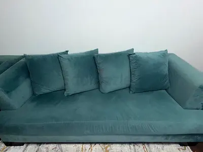 Modern 4-Seater Sofa – Soft Fabric – Excellent Condition