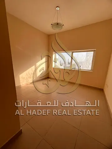 غرفتين وصالة بالقاسمية، موقع قريب من مخرج دبي والخدمات، تأمين شيك مؤجل، مناسب للعائلات والدفع على 4 دفعات.