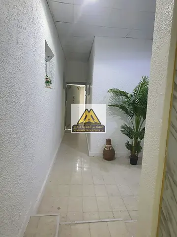 بيت عربي واسع للإيجار السنوي في منطقة الفريج الشرقي – البستان بعجمان، مناسب جداً لسكن العمال أو الموظفين أو نظام الشيرنج، بموقع حيوي وقريب من الخدمات.