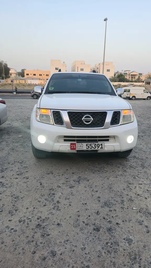 Nissan Pathfinder 2011 — photo 1 of 12
