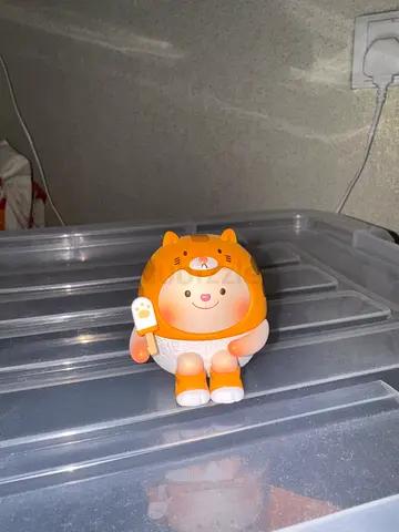 Orange cat ice cream figure