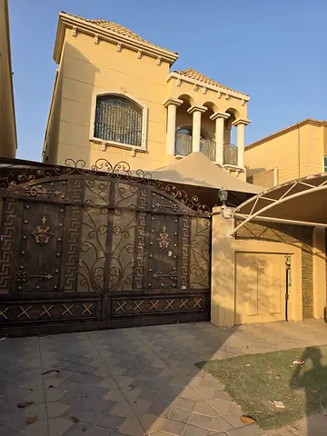 Luxurious villa for rent in Al Muwaihat 3 - prime location and unbeatable price! Consisting of five master bedrooms, a living room, and a large family