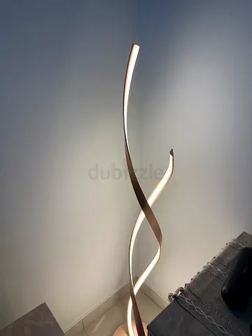 Modern LED Twisted Floor Lamp — Sculptural Mood Light