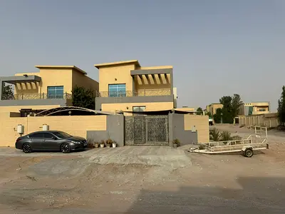 للبيع فى الروضة ١ فيلا كورنر على زاوية شارعين مع إرتداد جانبى كبير تتكون من ٥ غرف ماستر / صالتين  مع استور مقفل بلكامل من الخارج