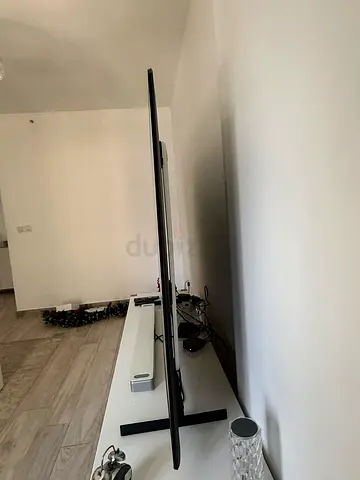 Slim LED TV on stand - Good condition