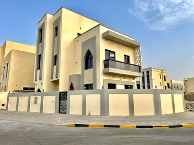 فيلا للبيع بسعر ممتاز جدا عباره عن اربع غرف ومجلس وصاله الفيلا في منطقه الزاهيه قريبه من جميع الخدمات