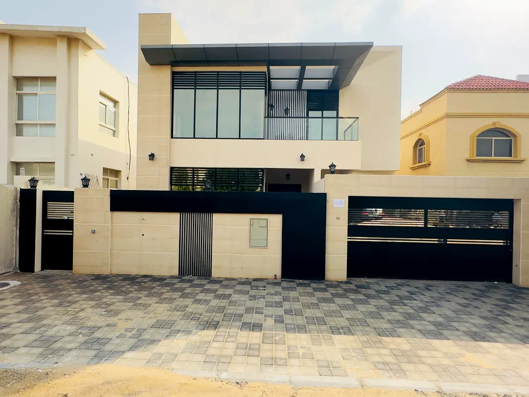 🏡 للبيع فيلا طابقين – تشطيبات سوبر ديلوكس في الروضة 1، عجمان، 5 غرف ماستر + مجلس + صالتين + مطبخ + غرفة خادمة وحوش، جاهزة للسكن فورا.