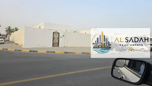 Corner house for sale in Al-Shahbaa, with 4 bedrooms, a living room, a majlis, and a kitchen. Area: 2500 sq ft. Asking price: 700,000