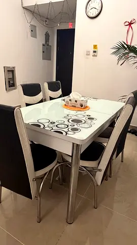 Expandable dining table with 5 chairs