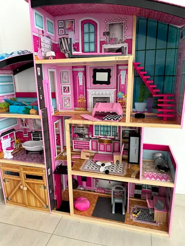 DOLL HOUSE