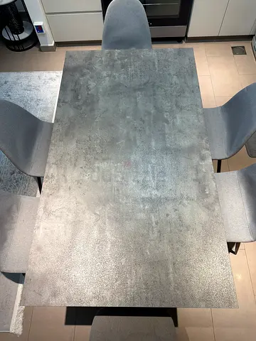 Dinnig table and 6 chairs