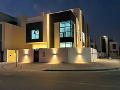 🏡 Corner villa for sale in Al-Haliyo 2, ground floor + 2 upper floors, 6 master bedrooms, majlis,