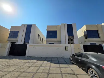Villa for sale in Al-Haliyo 2, consisting of 5 rooms, a majlis, a living room, a swimming pool, and parking for cars. Spacious areas.