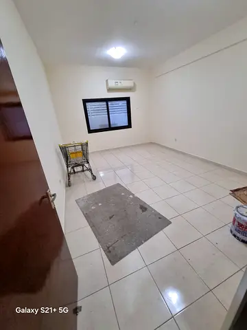 شقة غرفة وصالة للإيجار في القاسمية المحطة الشارقة 1 حمام تكييف اسبليت موقع حيوي السعر 24000 سنويا 4 او 6 دفعات تأمين 2000 كاش