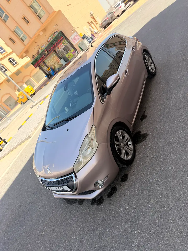 Peugeot 208 2013 — photo 1 of 9