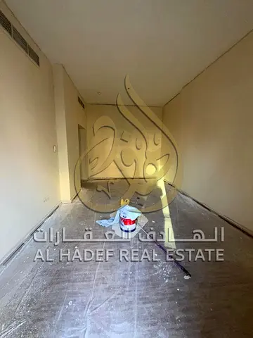 للإيجار السنوي في القاسمية – الشارقة! شقة عائلية غرفتين وصالة مع 2 دورة مياه – صيانة مجانية بالكامل على المالك – السعر 40 ألف – تسهيلات كبرى في السداد