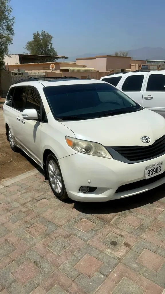 Toyota Sienna 2013 — photo 1 of 10