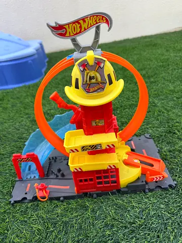 Hot Wheels fire station track playset