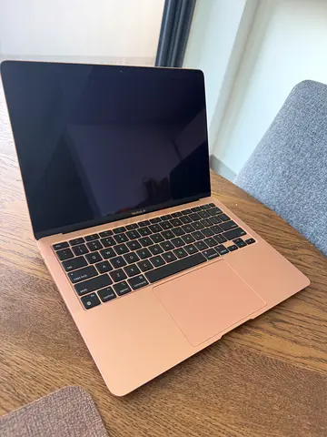 Macbook Air M1 (LINE ON SCREEN)