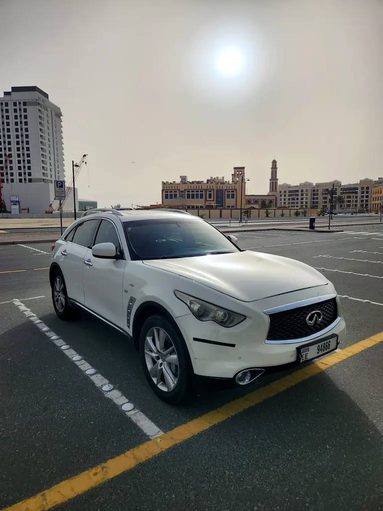 Infiniti QX70 2015 — photo 1 of 13