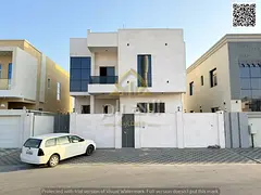 Villa directly from the owner, custom finishing, on a main street close to all services, freehold o