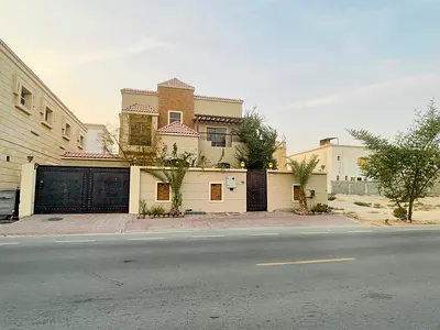 بيع فيلا سكني تجاري ٥ غرف و صاله و مجلس و غرفه خادمه في الروضه