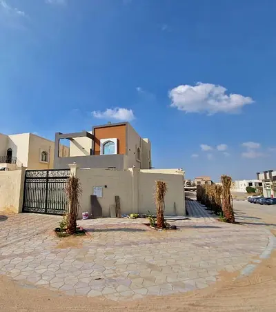 فيلا فاخره للبيع كورنر من المالك مباشر بسعر شامل الكهرباء والمياه والمكيفات..