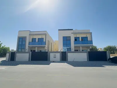 للبيع في المويهات 2 فيلا كورنر  خمس غرف ومجلس وصاله وغرفه خادمه  مساحه الارض 3200  مشاحه البناء 3500  مطلوب 2 مليون و100 شامل المياة والكهربة