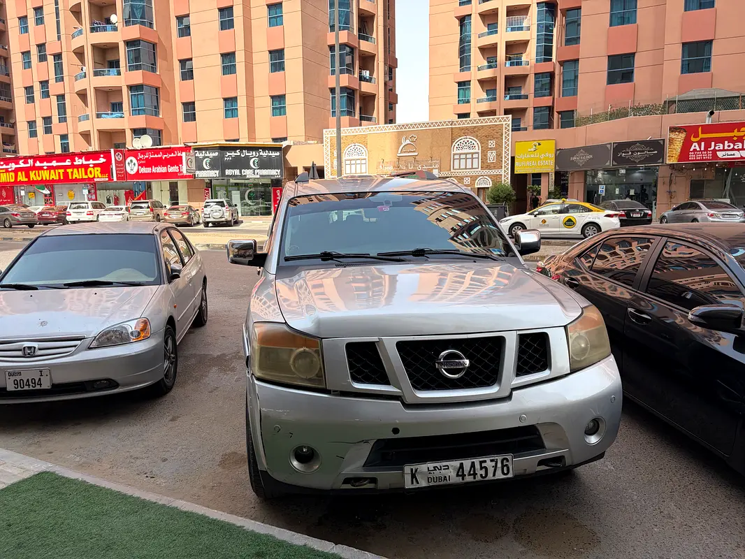 Nissan Armada 2009 — photo 1 of 8