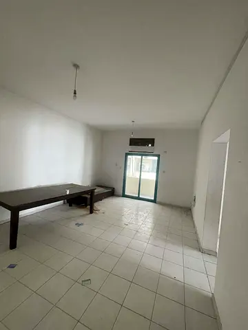 شقة غرفتين وصالة للإيجار في القاسمية المحطة الشارقة حمام واحد بلكونة خزائن بالحائط مساحة واسعة بدون مكيف قرب محطة الجبيل السعر 32000 سنويا 4 او 6 دفعا